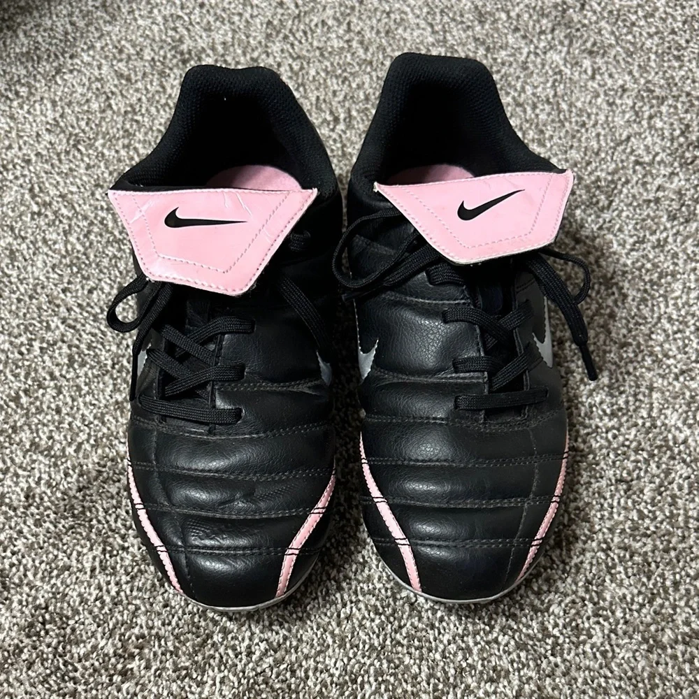 Nike Noventa Kids Black Sneakers with Pink Accents 3Y